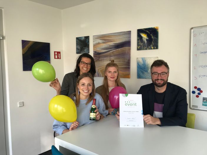 GO.DIGITAL - wenn der Name Programm wird Personen, die eine Urkunde in den Händen halten
